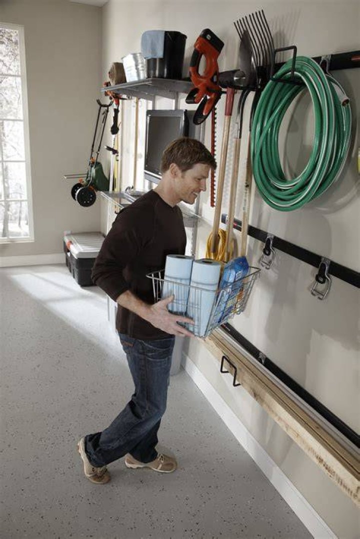 How to install rubbermaid fasttrack